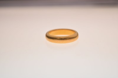 Lot 46 - 22ct gold wedding band