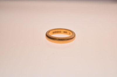 Lot 46 - 22ct gold wedding band