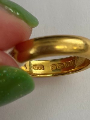 Lot 46 - 22ct gold wedding band