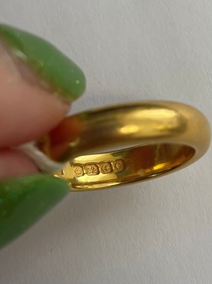 Lot 46 - 22ct gold wedding band