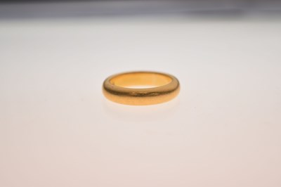 Lot 46 - 22ct gold wedding band