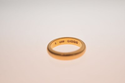 Lot 46 - 22ct gold wedding band