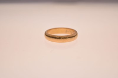 Lot 47 - 18ct gold wedding band