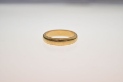 Lot 47 - 18ct gold wedding band