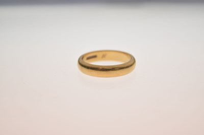 Lot 47 - 18ct gold wedding band