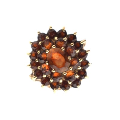 Lot 14 - 9ct gold garnet cluster ring