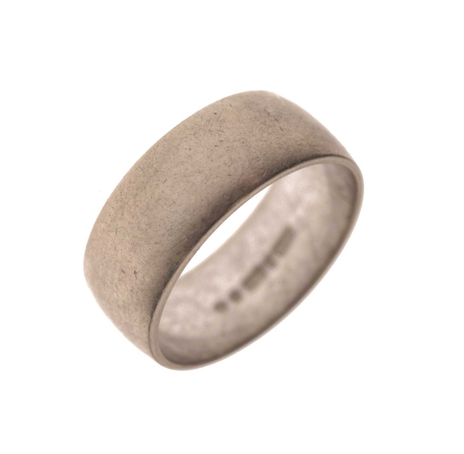 Lot 42 - 9ct white gold wedding band