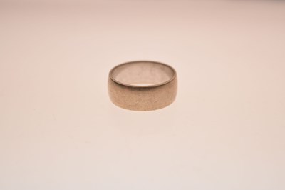 Lot 42 - 9ct white gold wedding band