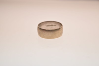 Lot 42 - 9ct white gold wedding band