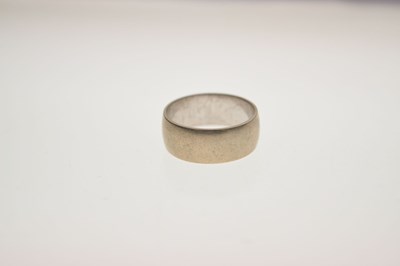 Lot 42 - 9ct white gold wedding band