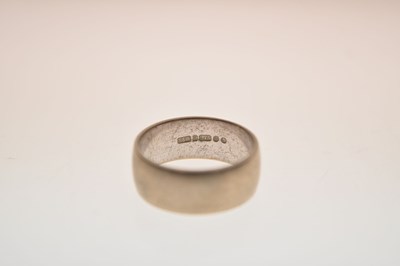 Lot 42 - 9ct white gold wedding band