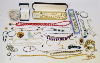 Lot 155 - Quantity of costume jewellery