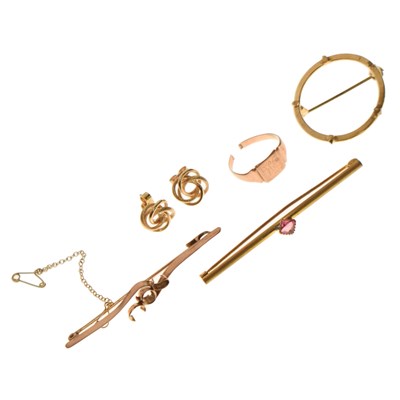 Lot 64 - Yellow metal signet ring, bar brooch, etc (a/f)