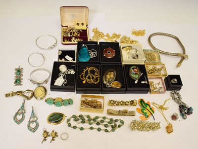 Lot 158 - Collection of costume jewellery to include amber set pendant, etc