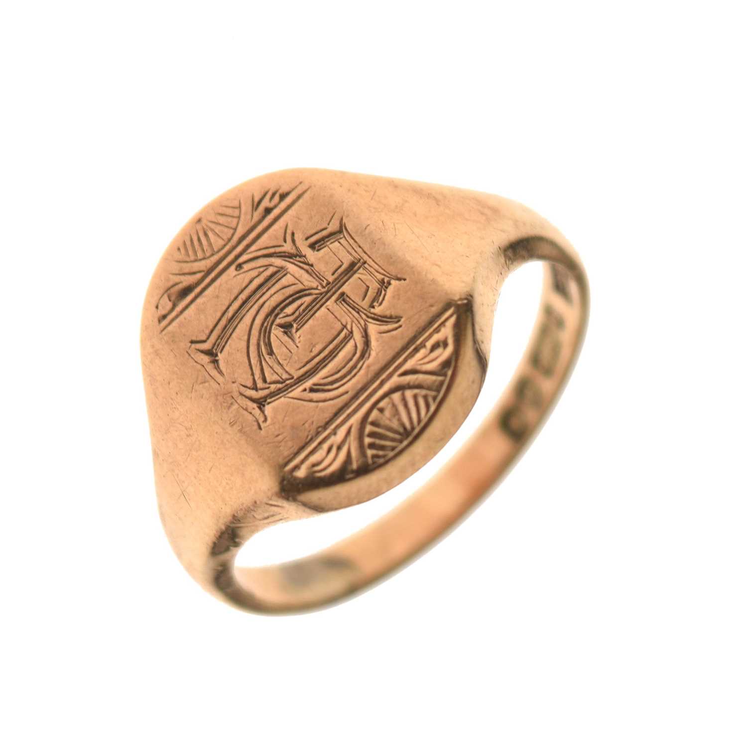Lot 35 - 9ct gold signet ring