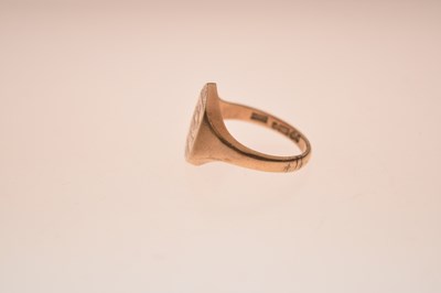 Lot 35 - 9ct gold signet ring