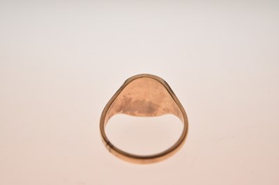 Lot 35 - 9ct gold signet ring