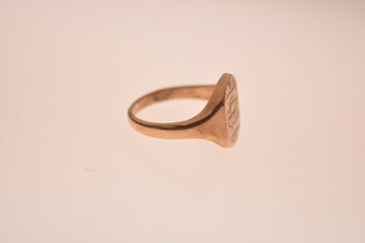 Lot 35 - 9ct gold signet ring
