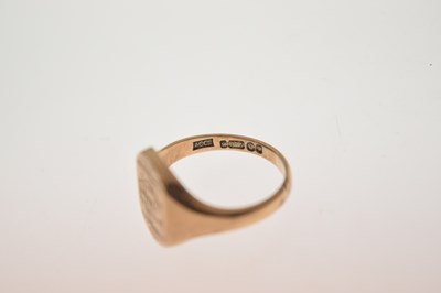 Lot 35 - 9ct gold signet ring