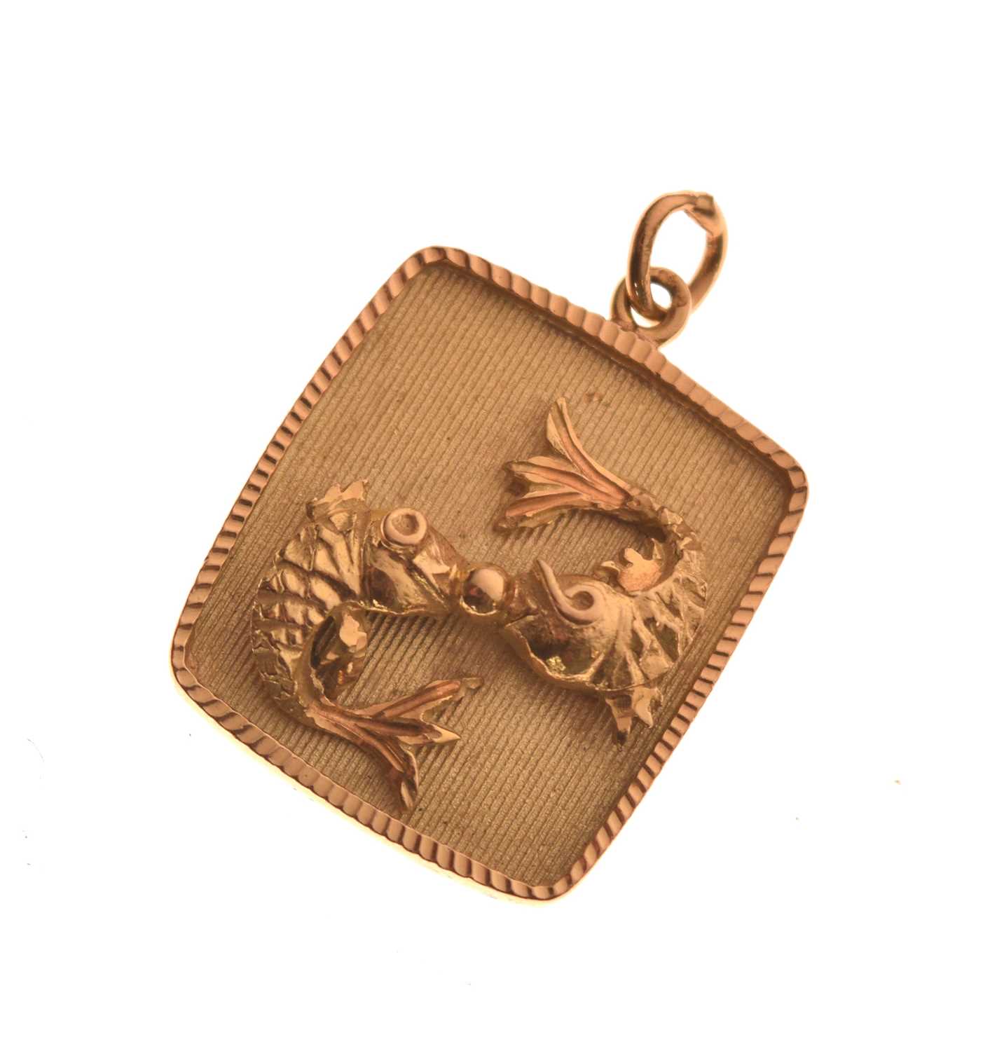 Lot 70 - Unmarked yellow metal 'Pisces' pendant