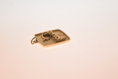 Lot 70 - Unmarked yellow metal 'Pisces' pendant