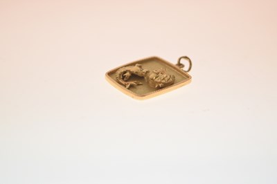 Lot 70 - Unmarked yellow metal 'Pisces' pendant