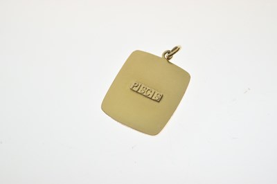 Lot 70 - Unmarked yellow metal 'Pisces' pendant