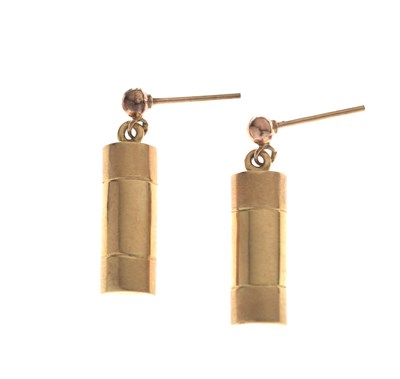Lot 129 - Pair of unmarked yellow metal drop earrings