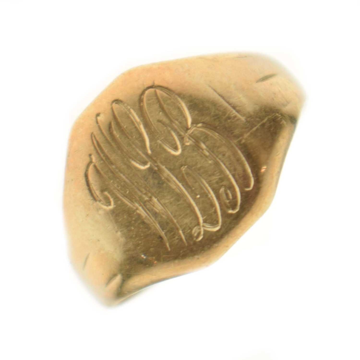 Lot 39 - 9ct gold signet ring
