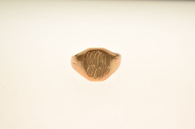 Lot 39 - 9ct gold signet ring