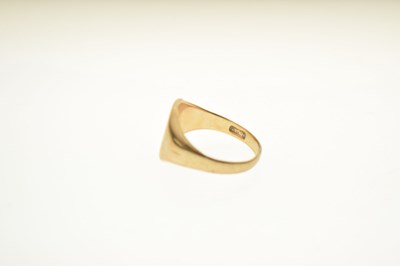 Lot 39 - 9ct gold signet ring