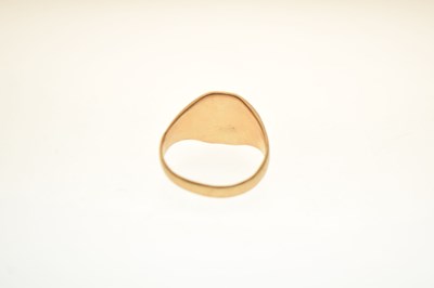 Lot 39 - 9ct gold signet ring