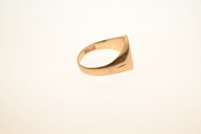 Lot 39 - 9ct gold signet ring