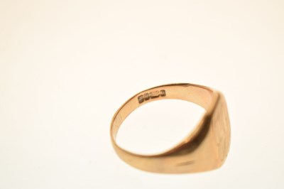 Lot 39 - 9ct gold signet ring
