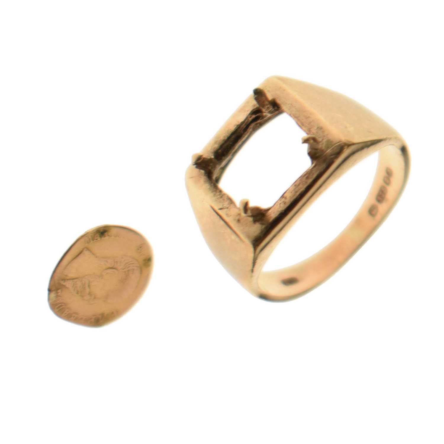 Lot 57 - 9ct gold signet ring mount with a loose Mexican gold token (a/f)