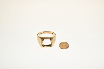 Lot 57 - 9ct gold signet ring mount with a loose Mexican gold token (a/f)
