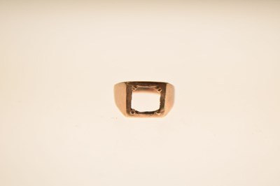 Lot 57 - 9ct gold signet ring mount with a loose Mexican gold token (a/f)