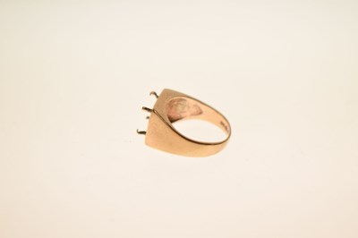 Lot 57 - 9ct gold signet ring mount with a loose Mexican gold token (a/f)