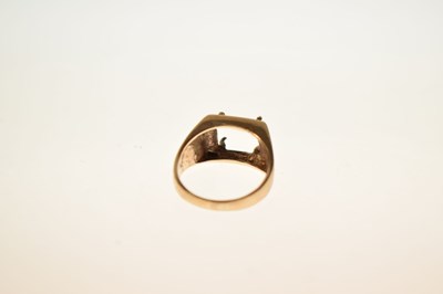 Lot 57 - 9ct gold signet ring mount with a loose Mexican gold token (a/f)