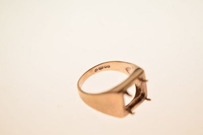 Lot 57 - 9ct gold signet ring mount with a loose Mexican gold token (a/f)