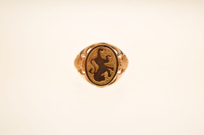 Lot 41 - 9ct gold signet ring depicting lion rampant