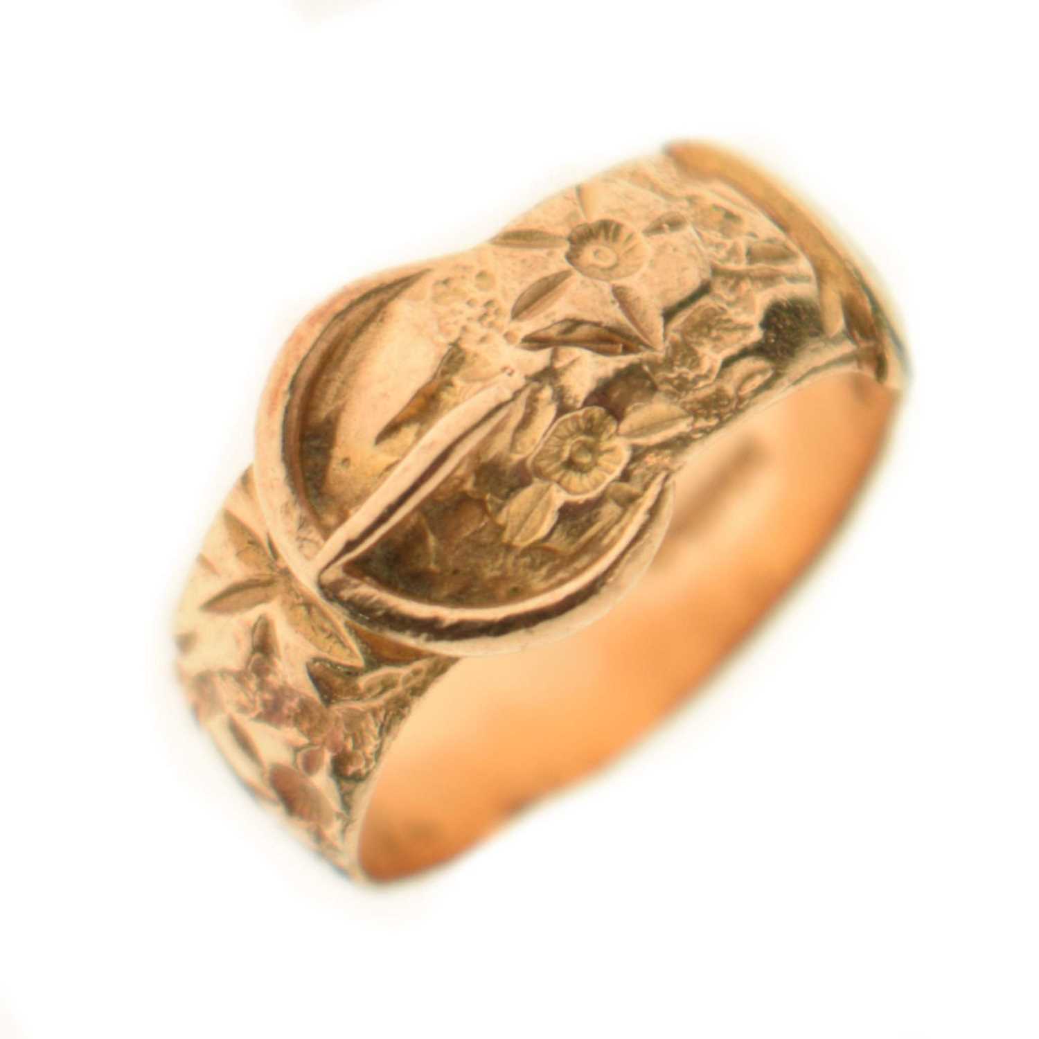 Lot 37 - 9ct gold buckle ring