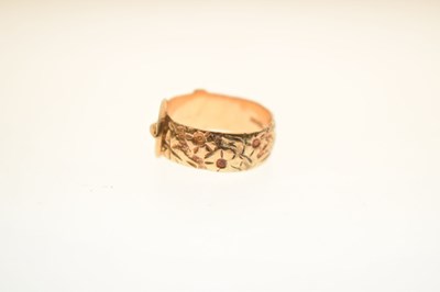 Lot 37 - 9ct gold buckle ring