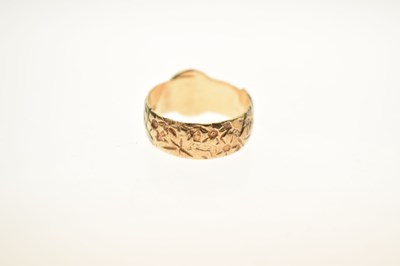 Lot 37 - 9ct gold buckle ring