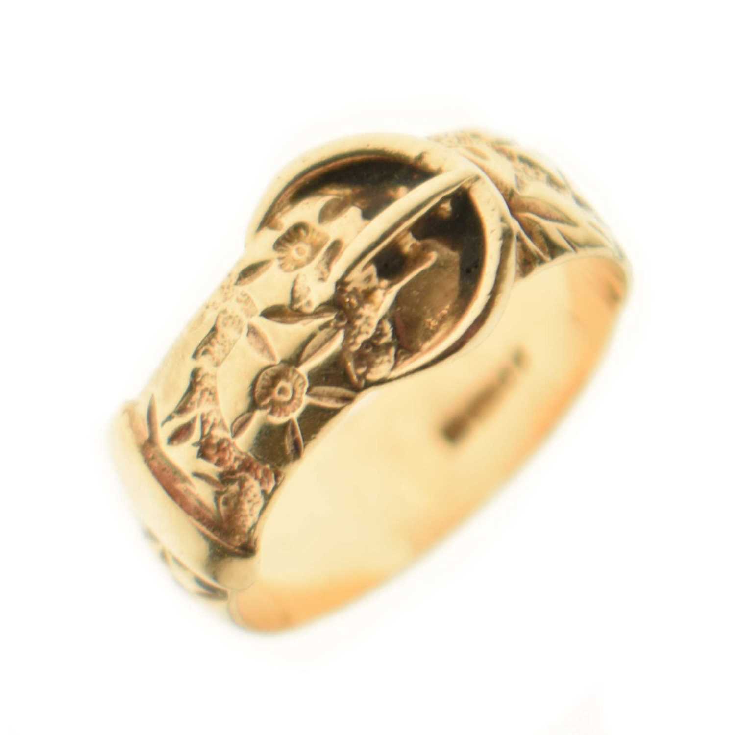 Lot 36 - 9ct gold buckle ring