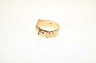 Lot 36 - 9ct gold buckle ring