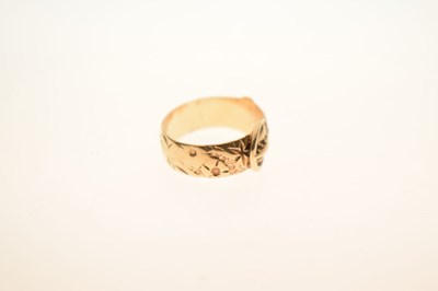 Lot 36 - 9ct gold buckle ring