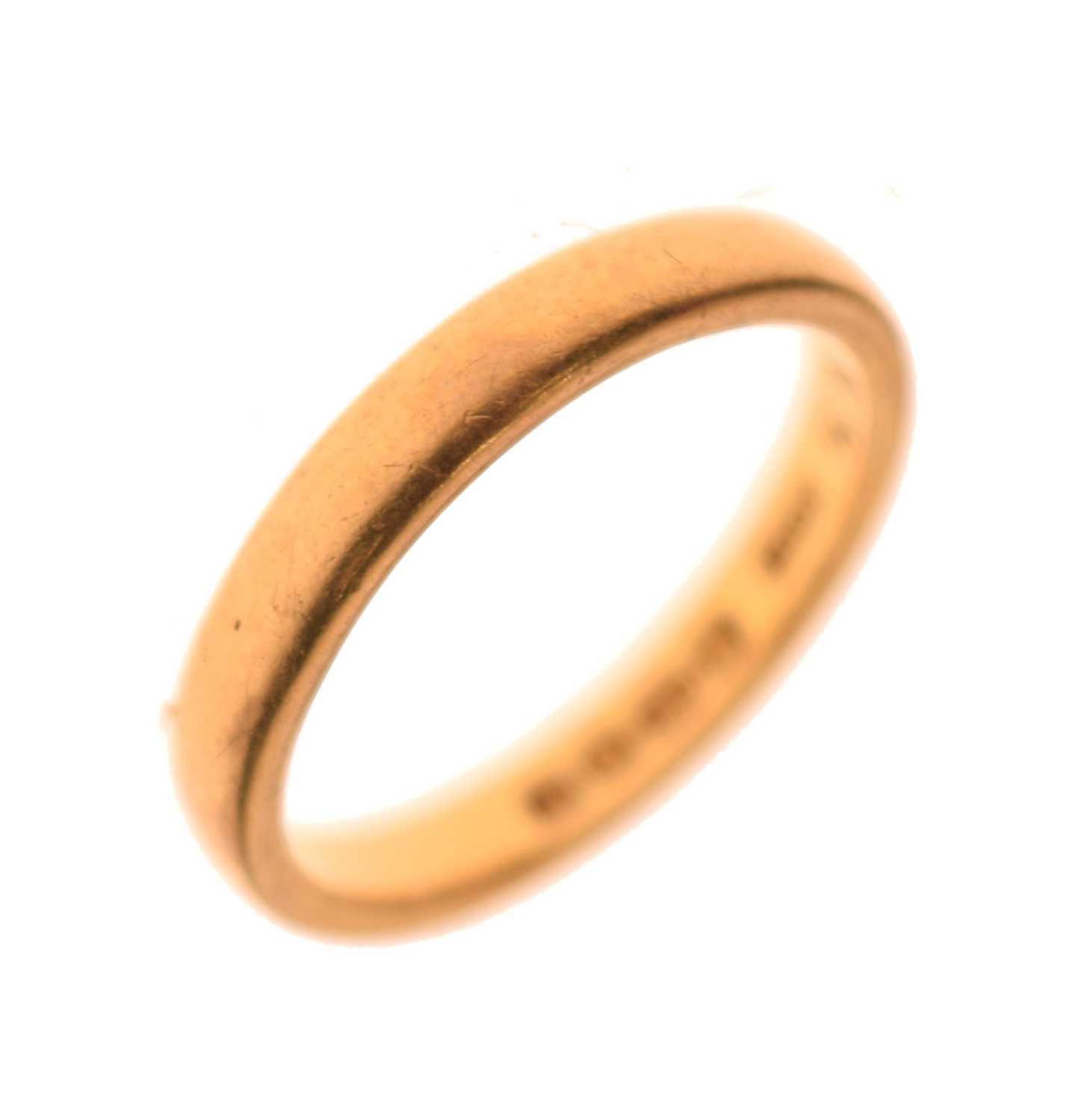 Lot 31 - 22ct gold wedding band