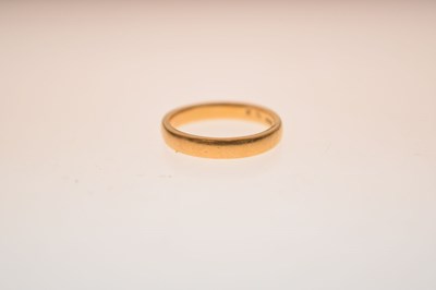 Lot 31 - 22ct gold wedding band