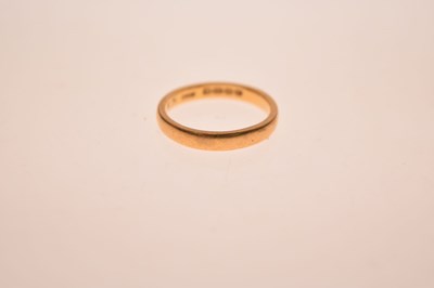 Lot 31 - 22ct gold wedding band